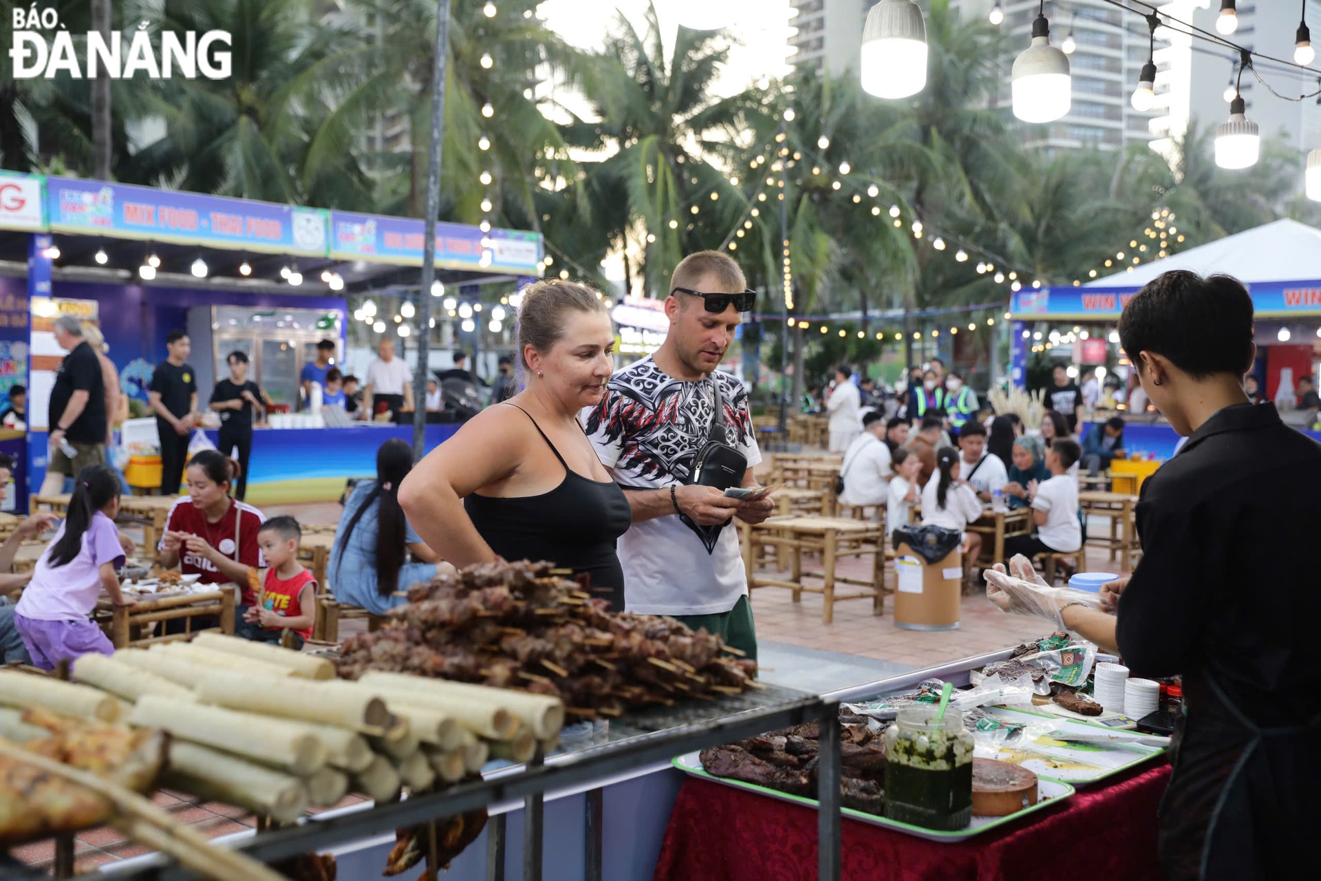 Du khách nước ngoài thích thú trải nghiệm ẩm thực địa phương. Ảnh: NGỌC HÀ