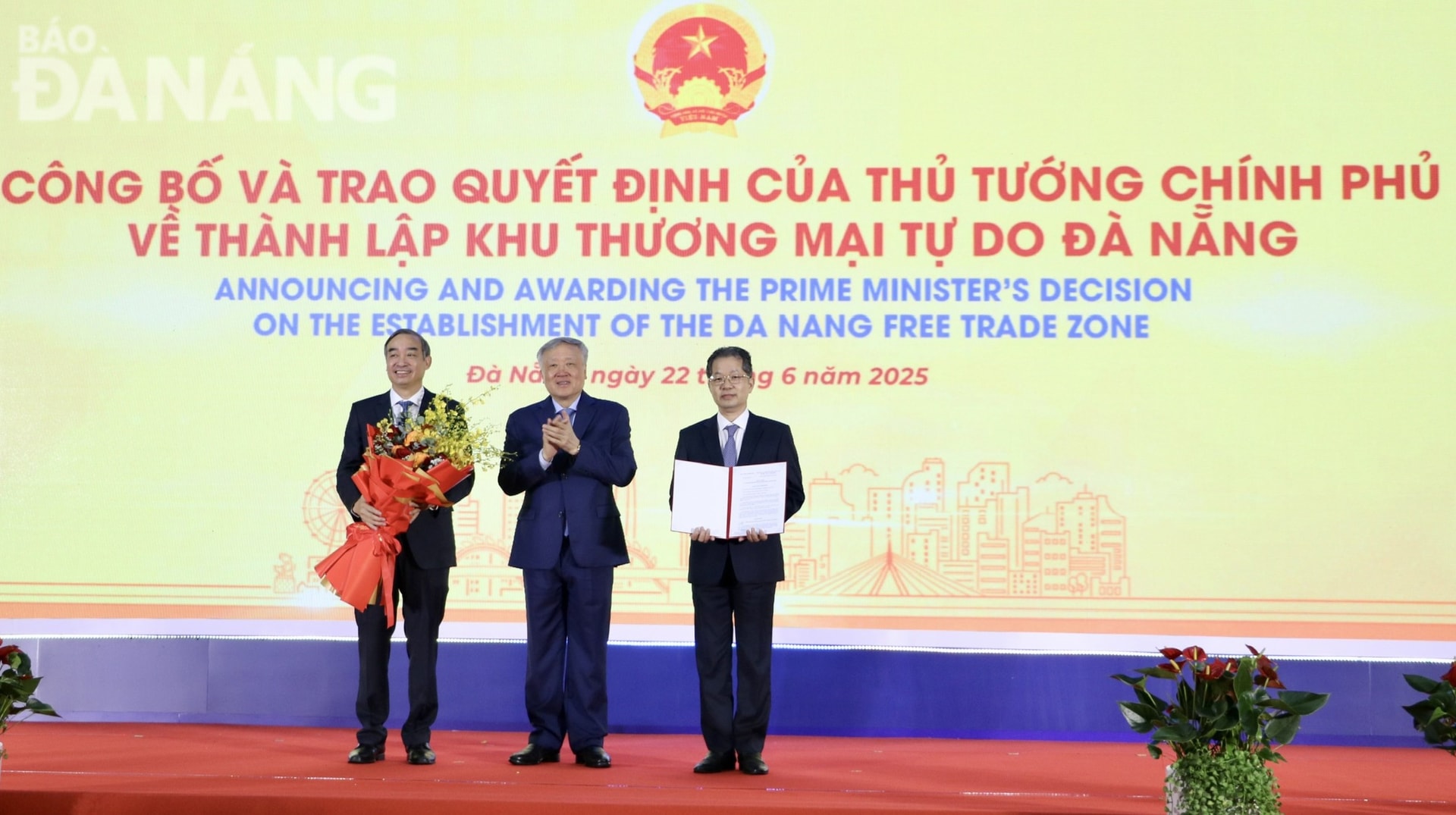 Phó Thủ tướng Thường trực Chính phủ Nguyễn Hòa Bình (giữa) trao Quyết định số 1142/QĐ-TTg ngày 13-6-2025 về việc thành lập Khu thương mại tự do Đà Nẵng cho lãnh đạo thành phố. Ảnh: M.QUẾ - Q.CƯỜNG