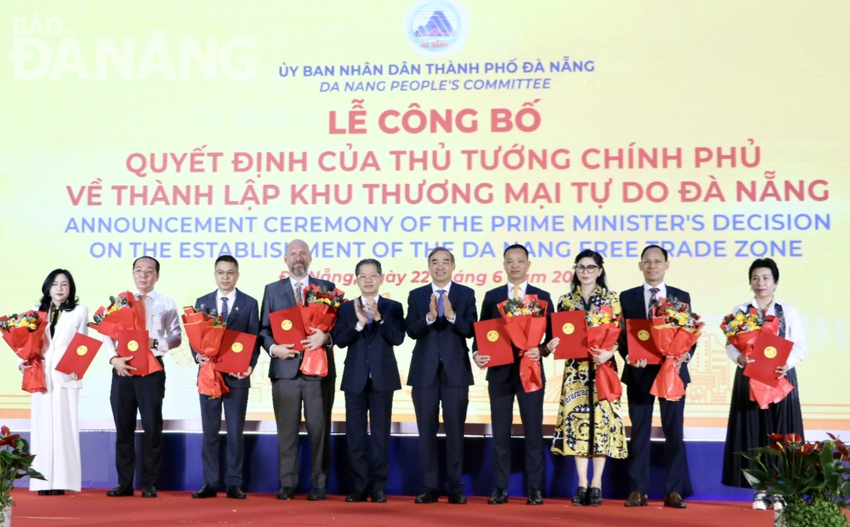 Lãnh đạo thành phố trao biên bản ghi nhớ hợp tác với các nhà đầu tư. Ảnh: M.QUẾ - Q.CƯỜNG