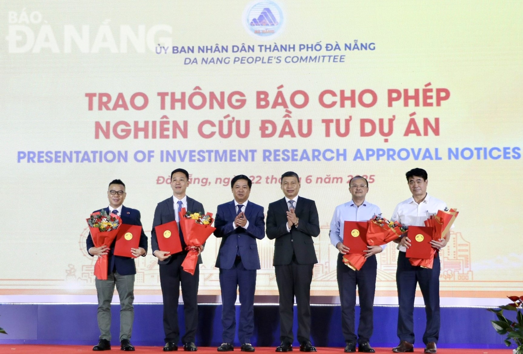 Lãnh đạo thành phố Đà Nẵng và tỉnh Quảng Nam (giữa) trao thông báo cho phép nghiên cứu đầu tư dự án cho 4 nhà đầu tư quan tâm. Ảnh: M.QUẾ - Q.CƯỜNG
