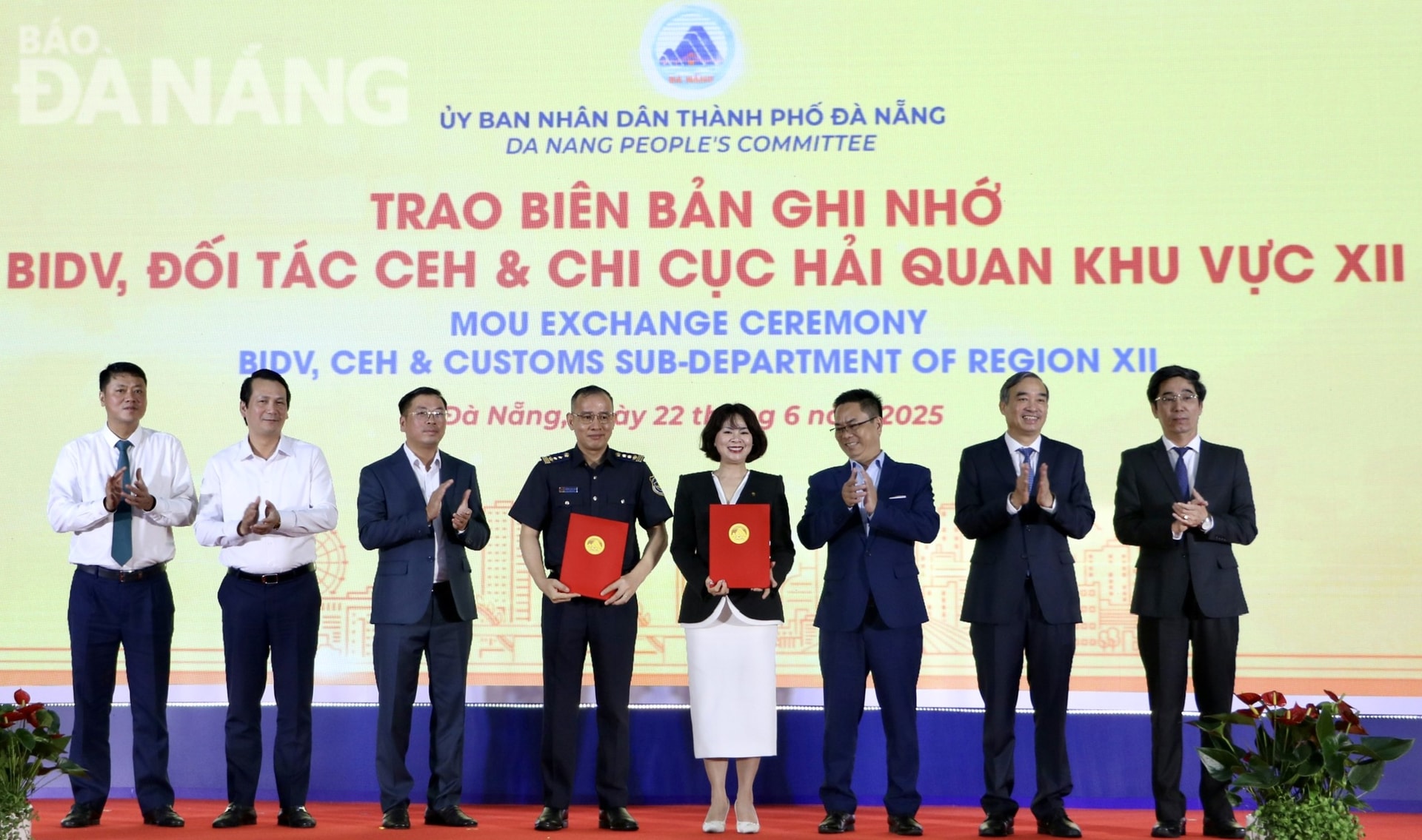 Đại diện Ngân hàng Đầu tư và Phát triển Việt Nam (BIDV), Công ty TNHH Dịch vụ tin học CEH và Chi cục Hải quan khu vực XII trao biên bản ghi nhớ hợp tác