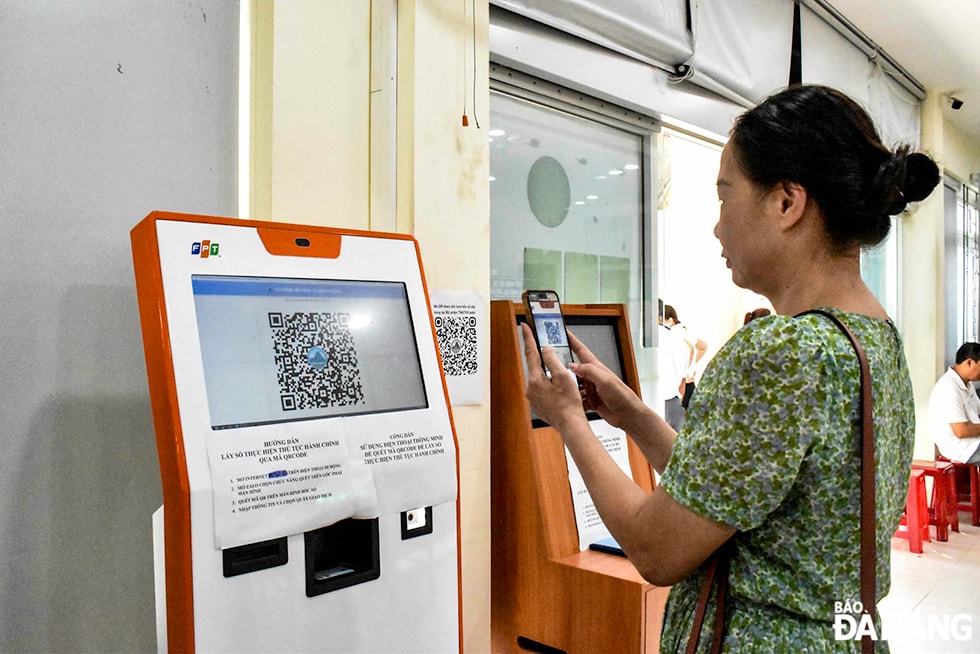 Người dân làm thủ tục hành chính tại UBND phường Ngũ Hành Sơn vào ngày vận hành thử nghiệm chính quyeenfd đ