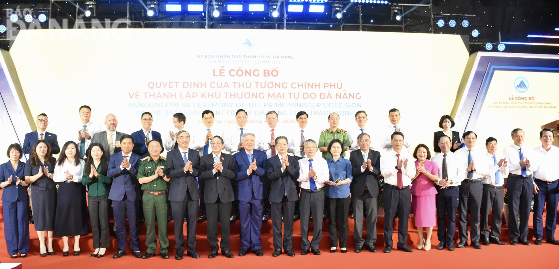 Lãnh đạo Trung ương và địa phương cùng các đại biểu tham dự buổi lễ công bố quyết định của Thủ tướng Chính phủ về thành lập Khu thương mại tự do Đà Nẵng sáng 22-6. Ảnh: M.QUẾ - Q.CƯỜNG