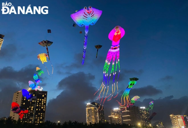 trong khung giờ từ 19 giờ 00 đến 21 giờ 00, cánh diều gắn hệ thống LED phát sáng tiếp tục “trình diễn” trên nền trời đêm Đà Nẵng. Ảnh: NGỌC HÀ