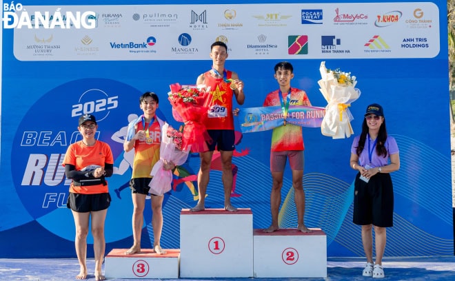 Ban tổ chức trao giải cho các vận động viên đạt thành tích cao của giải. Ảnh: NGỌC HÀ