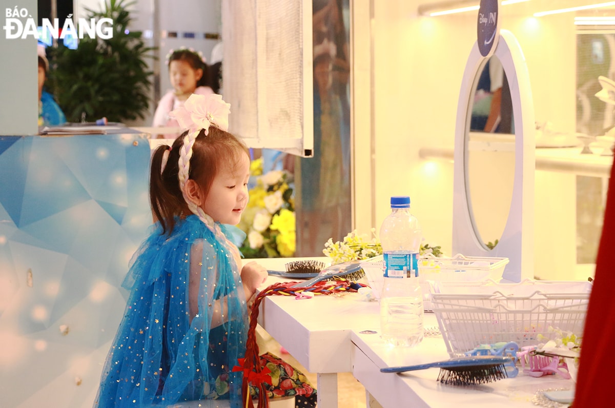 Em nhỏ tham gia hoạt động hóa thân thành công chúa tại ngày hội.