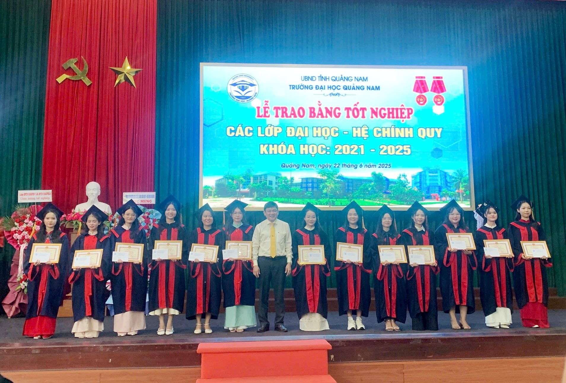 hinh-cuoi-la-hinh-trao-giay-khen-cho-sv-tot-nghiep-xuat-sac-chi-nha(1).jpg