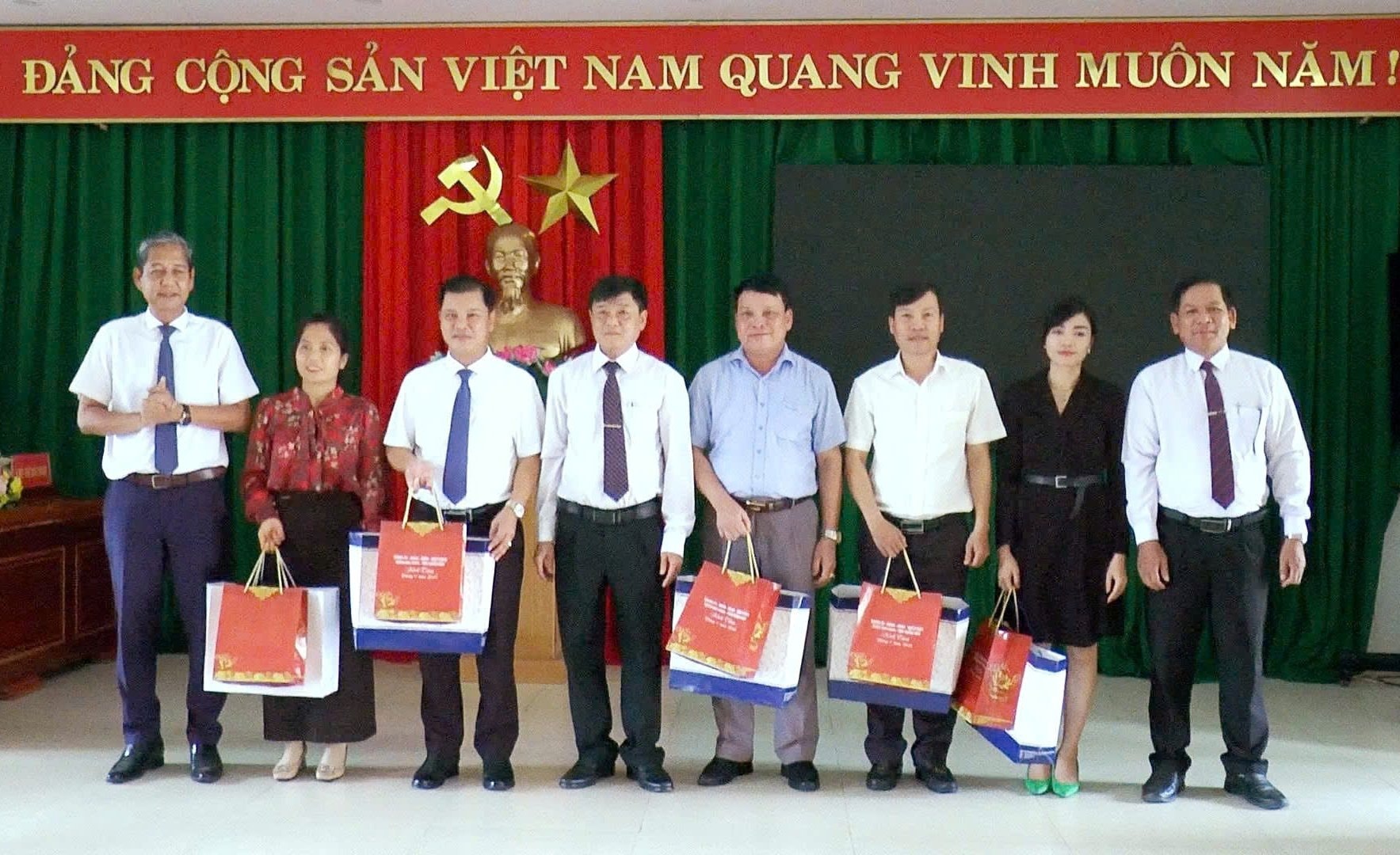 tang-qua-ket-nghia-dai-loc.jpg
