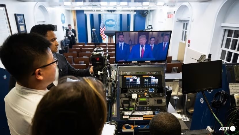Phóng viên theo dõi bài phát biểu của Tổng thống Donald Trump tại Nhà Trắng về vụ không kích của Mỹ vào địa điểm hạt nhân của Iran ngày 21-6. Ảnh: AFP/Saul Loeb
