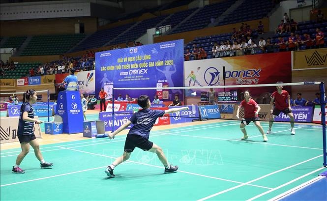 Cặp đôi vận động viên nam, nữ tranh tài sau lễ khai mạc giải. 