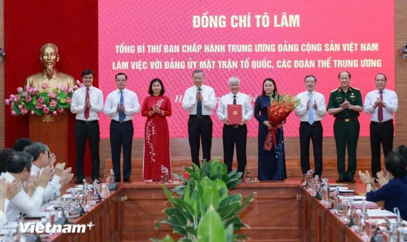Tổng Bí thư Tô Lâm trao Quyết định số 304-QĐ/TW về chức năng, nhiệm vụ, tổ chức bộ máy Cơ quan Ủy ban Trung ương Mặt trận Tổ quốc Việt Nam . (Ảnh: PV/Vietnam+)