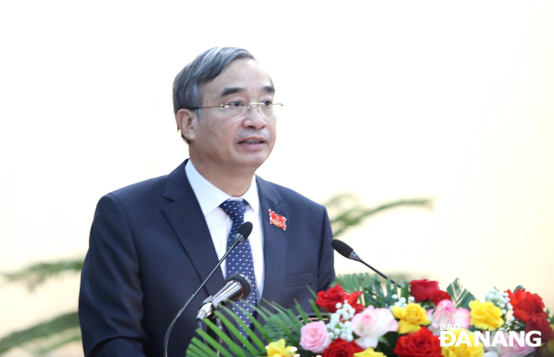 Chủ tịch UBND thành phố Lê Trung Chinh phát biểu tại kỳ họp. 