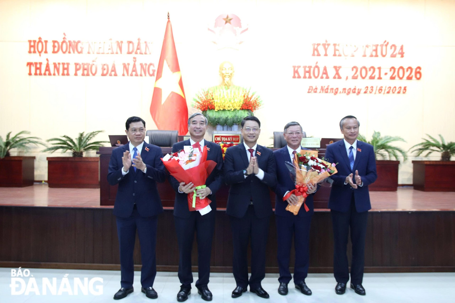 HĐND thành phố tặng hoa thể hiện tình cảm quý mến và trân trọng gửi đến 2 đồng chí Lê Trung Chinh và Lê Văn Trung.