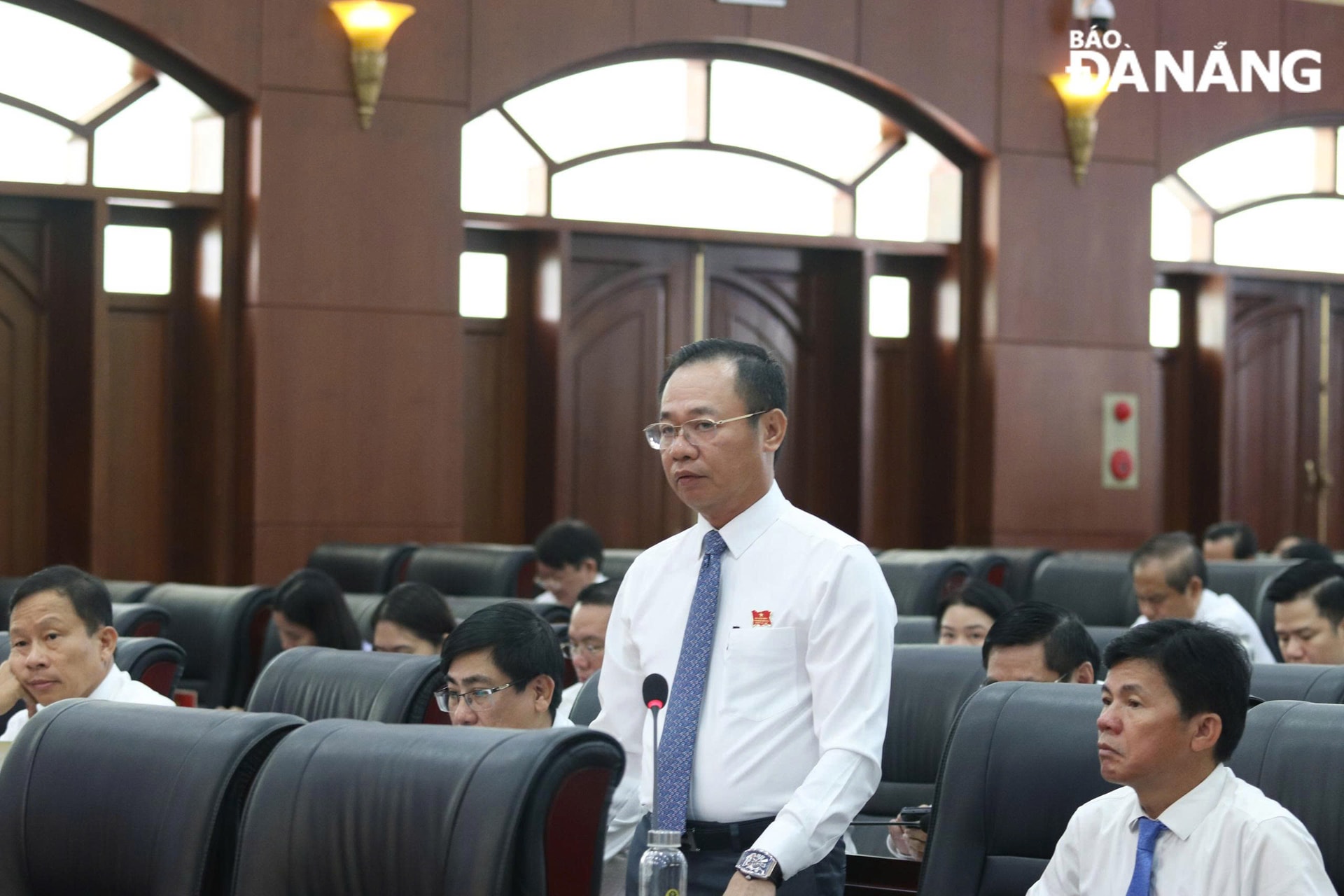 Đại biểu Vũ Quang Hùng thảo luận tại kỳ họp. 