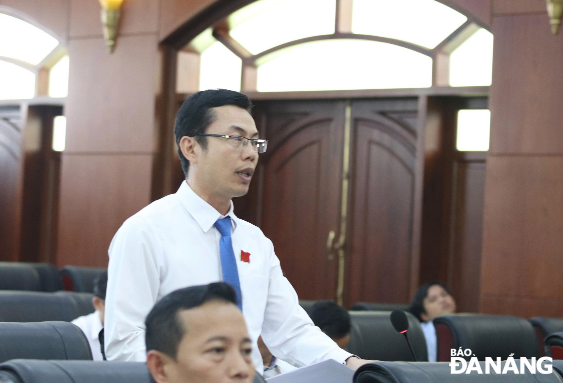 Đại biểu Lê Văn Dũng thảo luận tại kỳ họp.