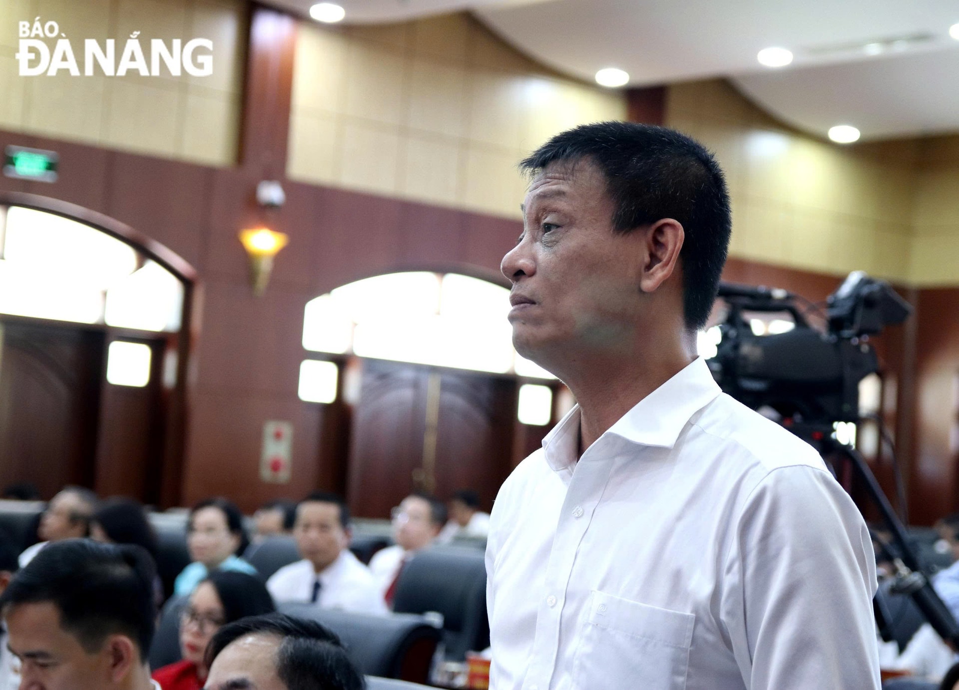 Giám đốc Sở Xây dựng Nguyễn Hà Nam giải trình tại kỳ họp.