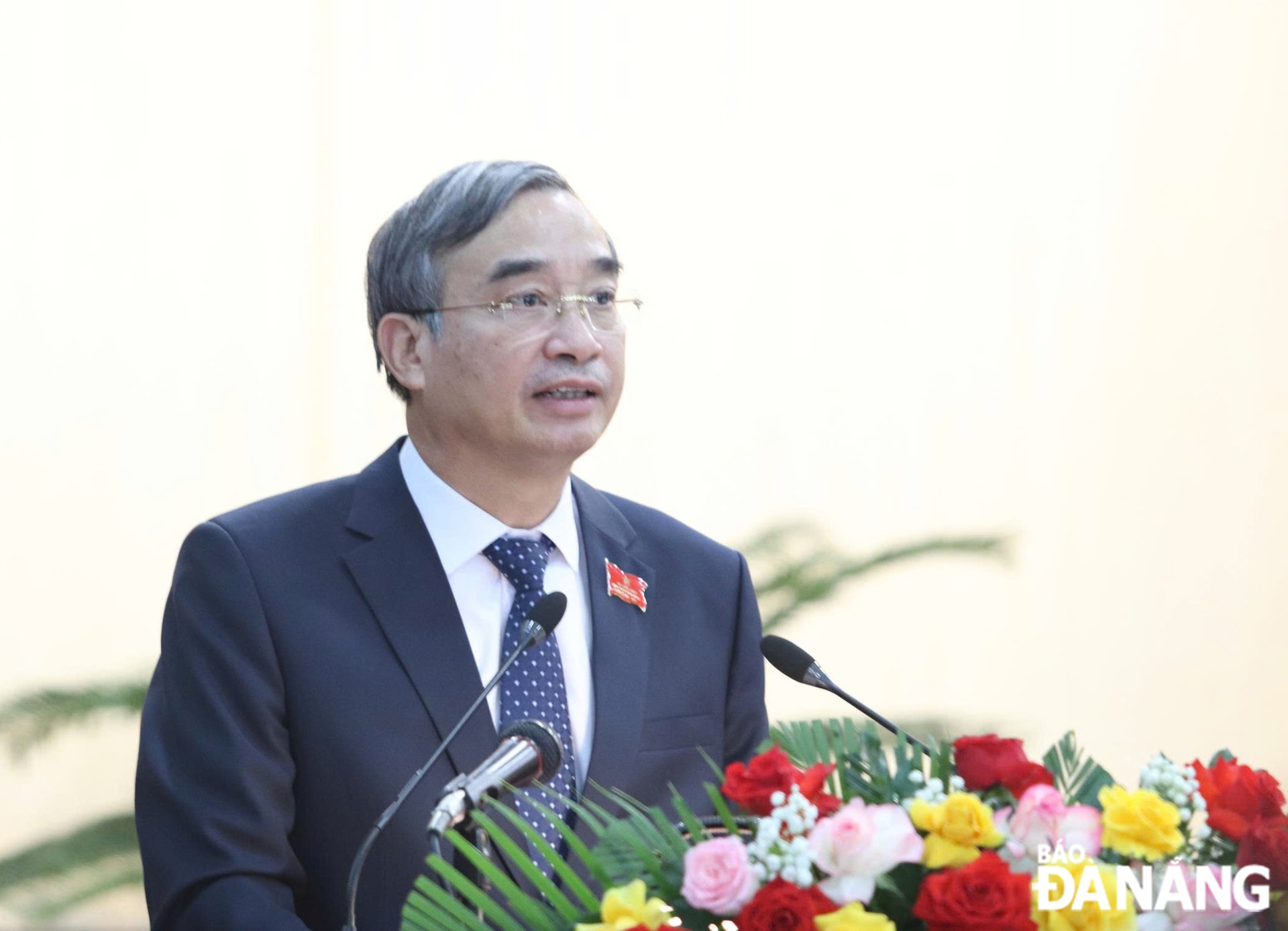 Chủ tịch UBND thành phố Lê Trung Chinh phát biểu tại kỳ họp. 