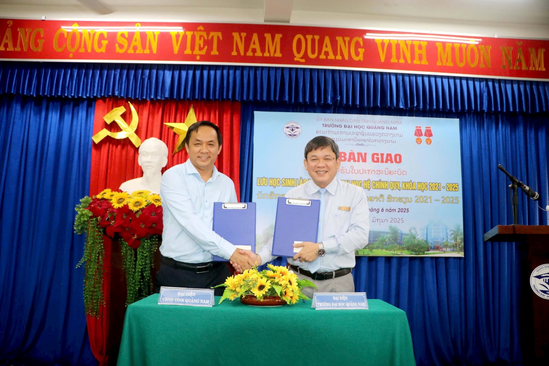 School leaders and representatives of the Provincial People's Committee Office signed the handover.