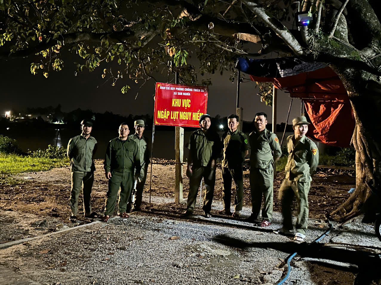 1.Tổ ANTT thôn phối hợp cùng Đội Dân phòng thường xuyên tuần tra, canh gác