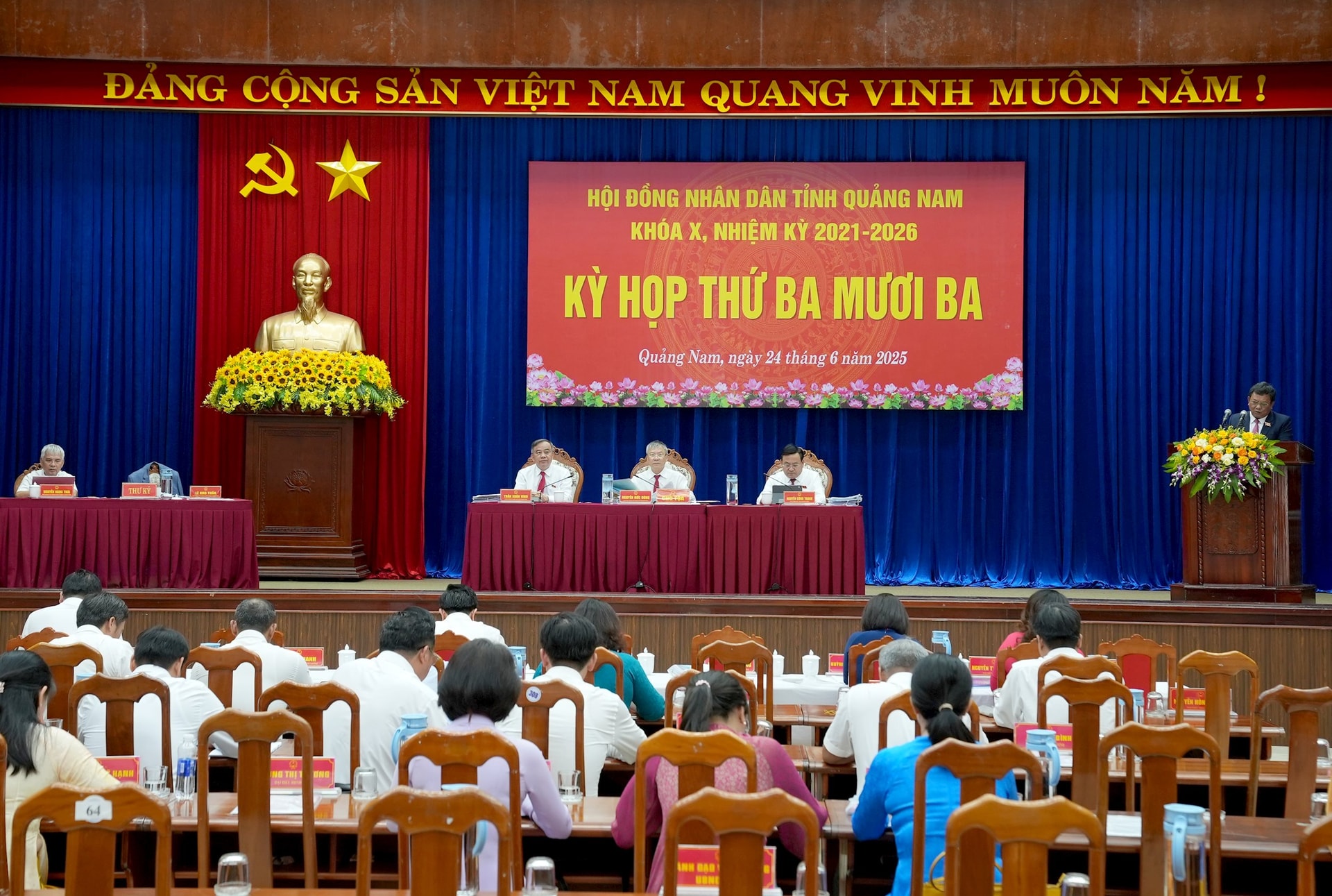 Ông Nguyễn Đức - Trưởng ban Kinh tế - Ngân sách HĐND tỉnh trình bày báo thẩm tra về đề nghị bãi bỏ Nghị quyết số 161 và Nghị quyết số 79 liên quan đến quy hoạch thuỷ điện vừa và nhỏ. Ảnh: HỒ QUÂN