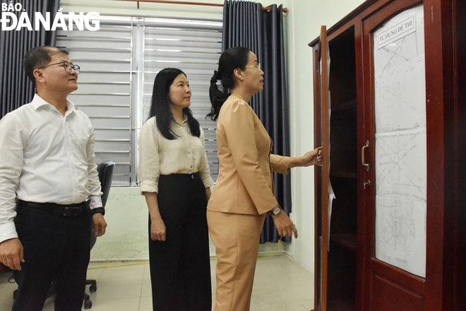 Phó Chủ tịch UBND thành phố Nguyễn Thị Anh Thi (bên phải) cùng lãnh đạo Sở Giáo dục và Đào tạo kiểm tra thực tế tại điểm thi Trường THCS Nguyễn Thiện Thuật (Cẩm Lệ). Ảnh: THU HÀ