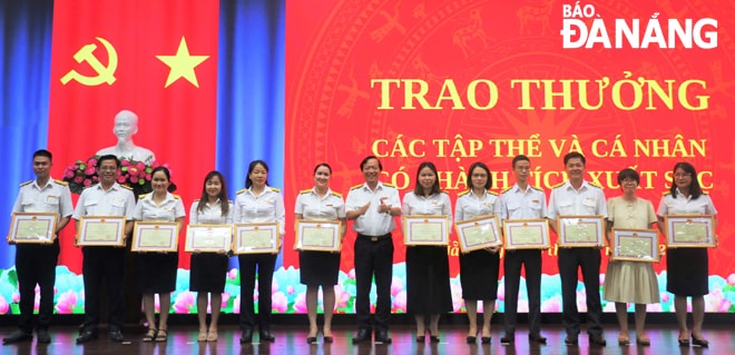 Lãnh đạo Cục Thuế trao Bằng khen của Bộ Tài chính cho các cá nhân của Chi cục Thuế khu vực XII có thành tích trong công tác thuế năm 2024. Ảnh: P.V
