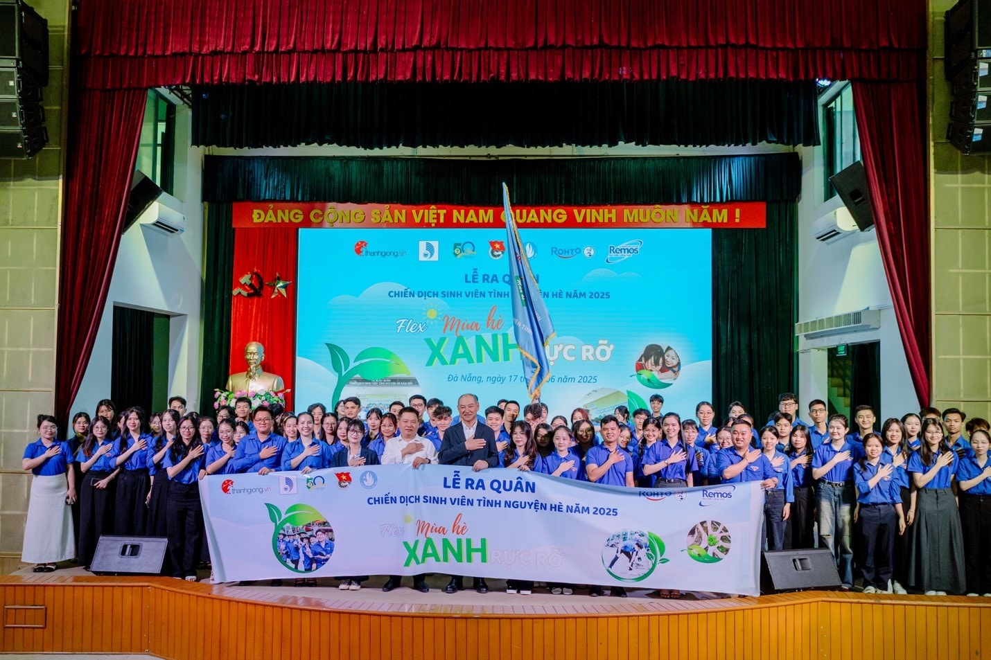 Ban tổ chức chương trình cùng các đội hình tình nguyện trong buổi lễ ra quân.