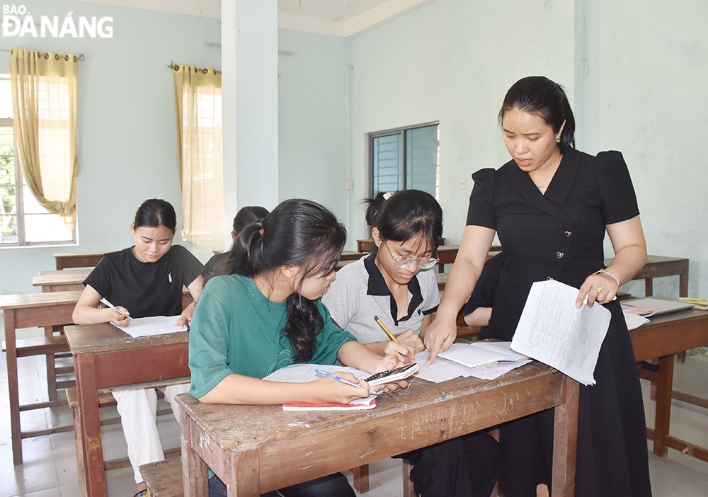 ô Phạm Thị Tiên, giáo viên bộ môn Toán đang giúp các em hệ thống lại kiến thức. Ảnh: THU HÀ