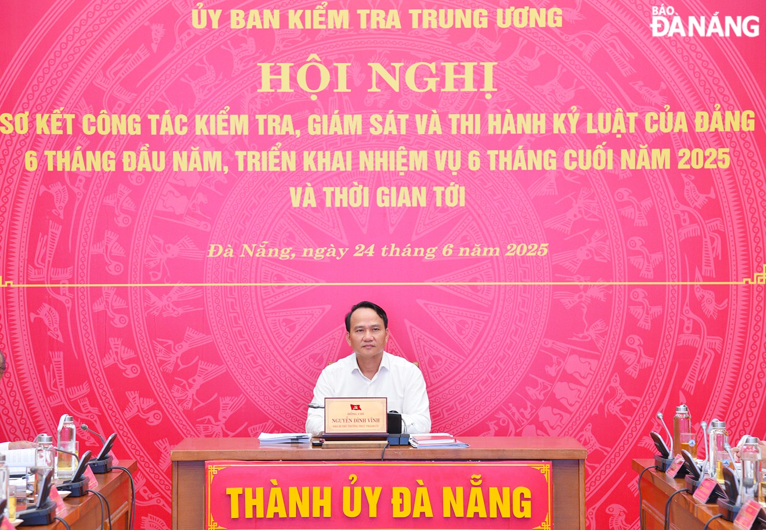 Phó Bí thư Thường trực Thành ủy Nguyễn Đình Vĩnh chủ trì hội nghị tại điểm cầu Đà Nẵng.