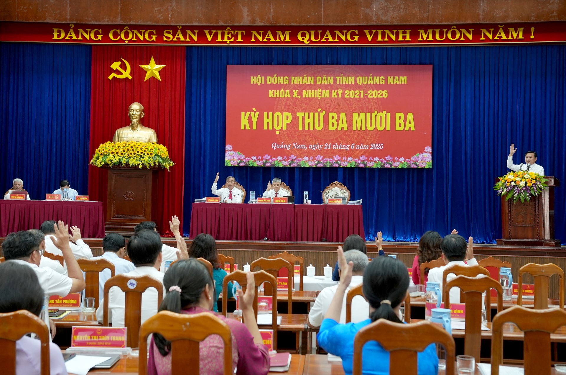 Tại kỳ họp, 100% đại biểu HĐND tỉnh đã quyết nghị xác nhận cho thôi làm nhiệm vụ đối với 7 đại biểu HĐND tỉnh khóa X (nhiệm kỳ 2021 - 2026). Ảnh: HỒ QUÂN