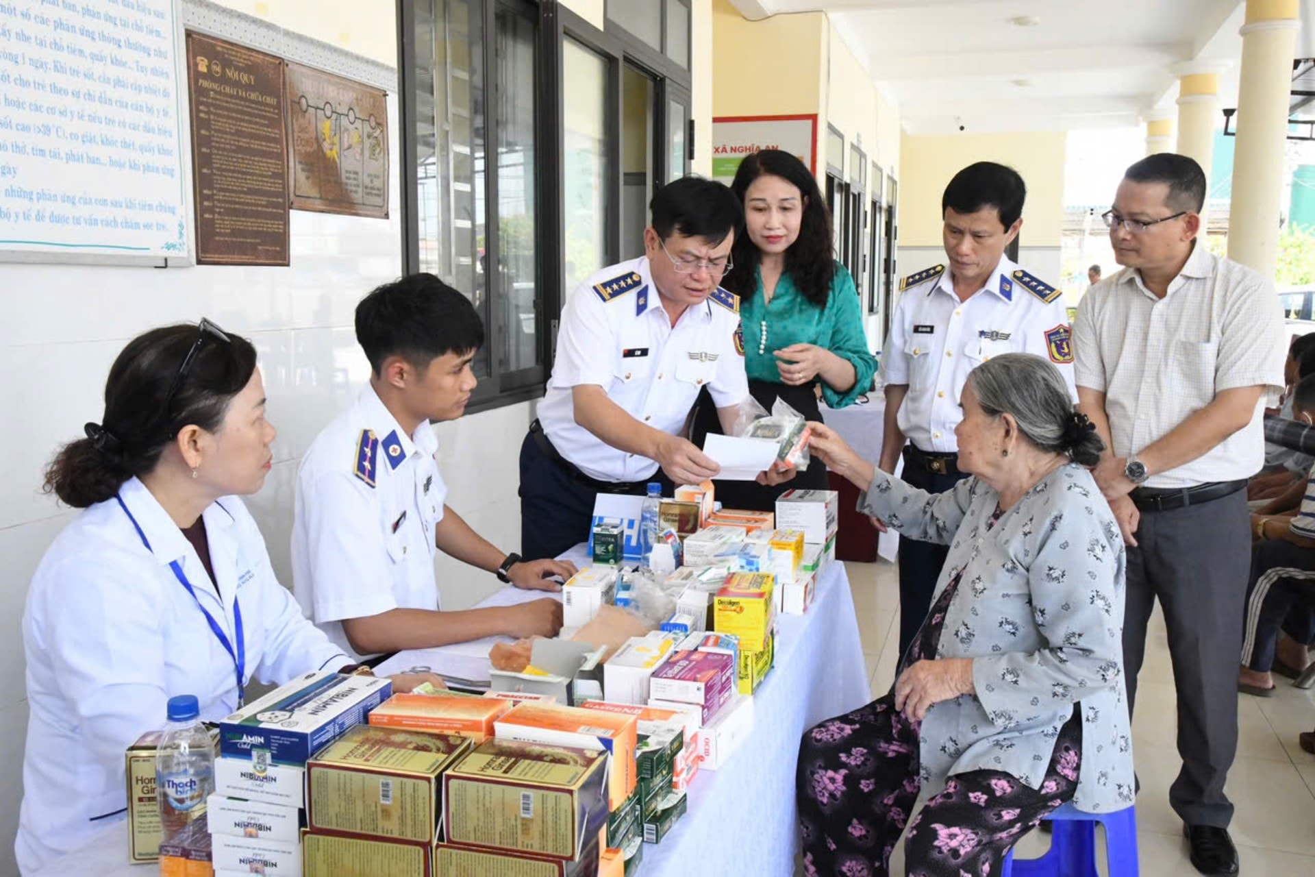 Các hoạt động dân vận được duy trì thường xuyên, tăng cường mối quan hệ gắn kết với nhân dân. Ảnh: Cảnh sát biển cấp phát thuốc miễn phí cho nhân dân.