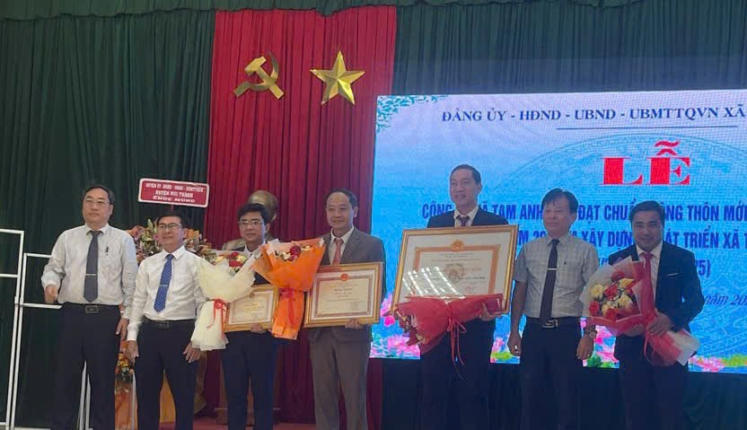 Xã Tam Anh Nam đón nhận Bằng xã NTM kiểu mẫu. Ảnh VĂN PHINN
