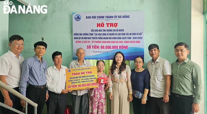 Đại diện Ban Nội chính Thành ủy phối hợp lãnh đạo quận Hải Châu trao kinh phí hỗ trợ xóa nhà tạm, nhà dột nát cho hộ nghèo. Ảnh: LAM PHƯƠNG