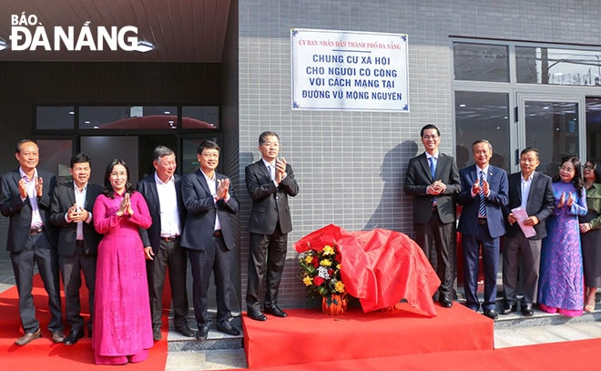 Lãnh đạo thành phố tham gia lễ gắn biển hoàn thành chung cư cho người có công với cách mạng tại đường Vũ Mộng Nguyên (quận Ngũ Hành Sơn). Ảnh: LAM PHƯƠNG