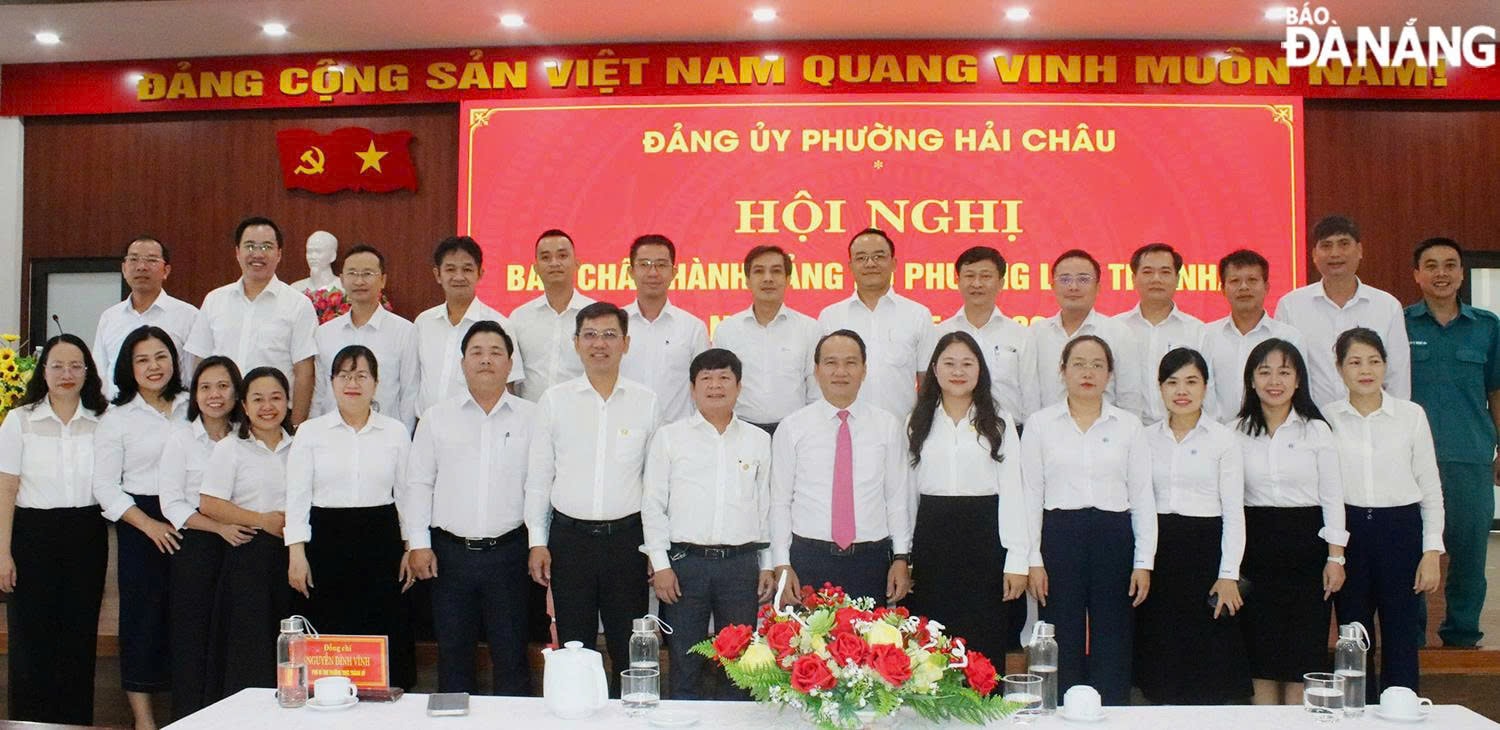 Phó Bí thư Thường trực Thành ủy Nguyễn Đình Vĩnh (thứ 6, từ phải sang) chụp ảnh lưu niệm cùng Ban Chấp hành Đảng bộ phường Hải Châu lần thứ I, nhiệm kỳ 2025-2030. Ảnh: T.PHƯƠNG