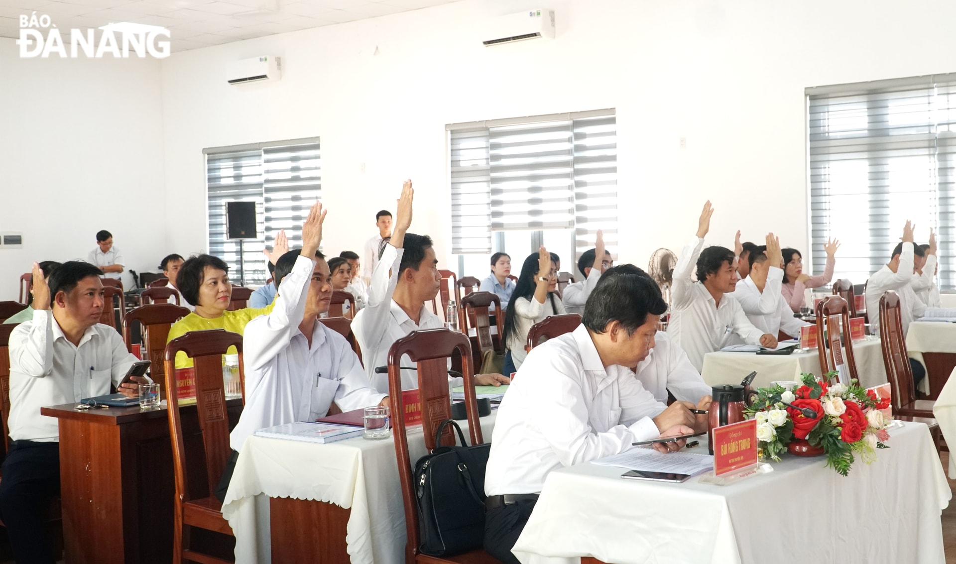 Các đại biểu tham dự hội nghị lần thứ nhất của Ban Chấp hành Đảng bộ xã Hòa Tiến biểu quyết thông qua quy chế làm việc. Ảnh: X.HẬU