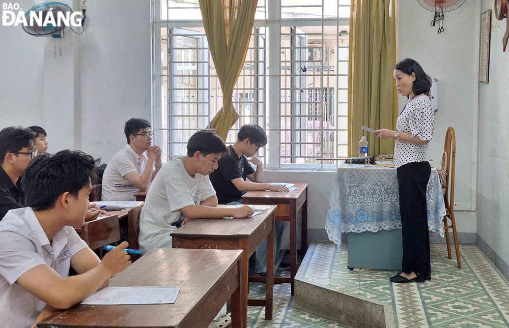 Thí sinh nghe phổ biến quy chế thi tại điểm thi Trường THCS Kim Đồng. Ảnh: THU HÀ
