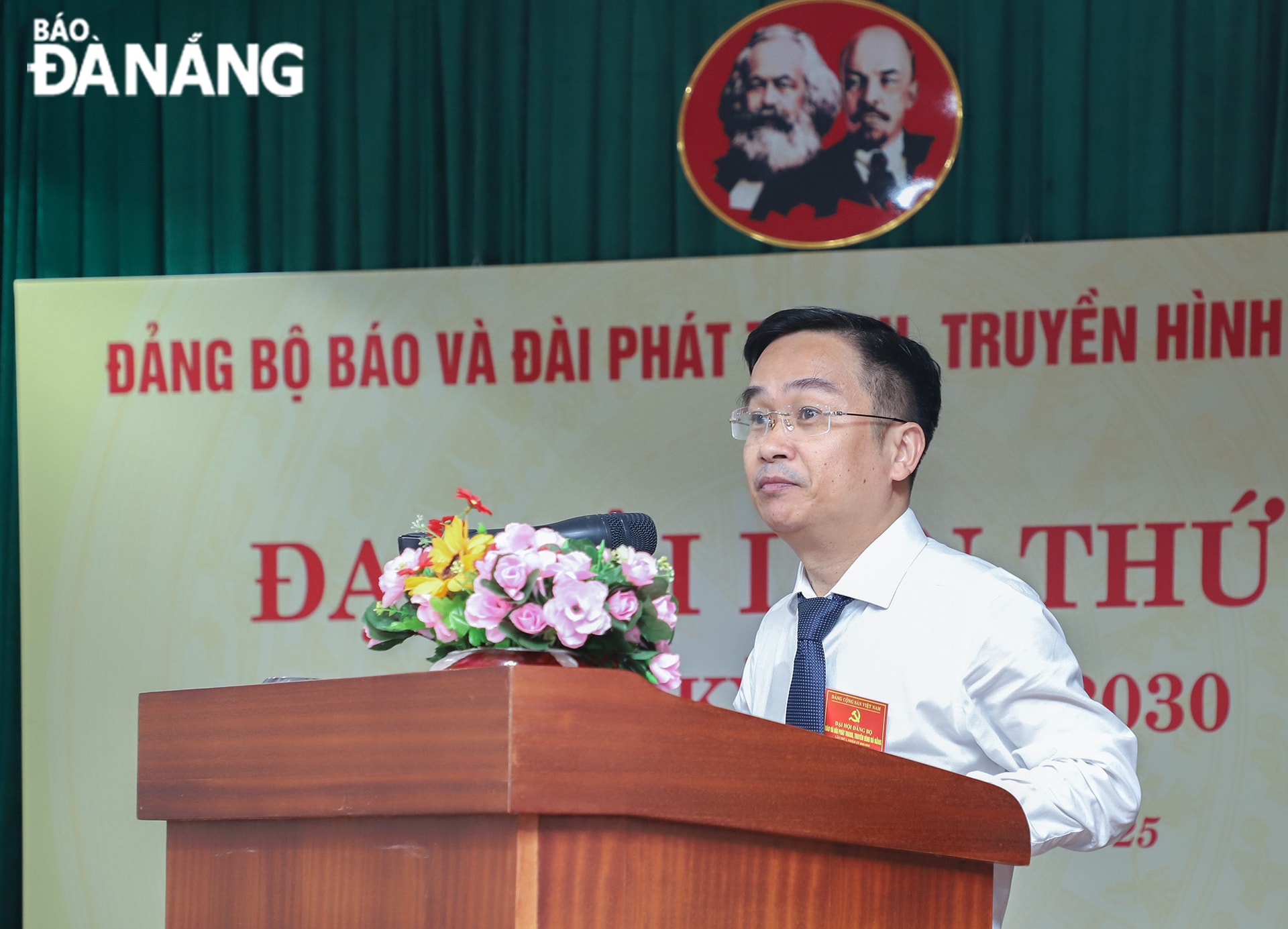Phó Bí thư Đảng ủy, Phó Tổng Biên tập Báo và Đài Phát thanh, Truyền hình Đà Nẵng Hứa Văn Hải báo cáo dự thảo chính trị tại đại hội. Ảnh: NGỌC PHÚ