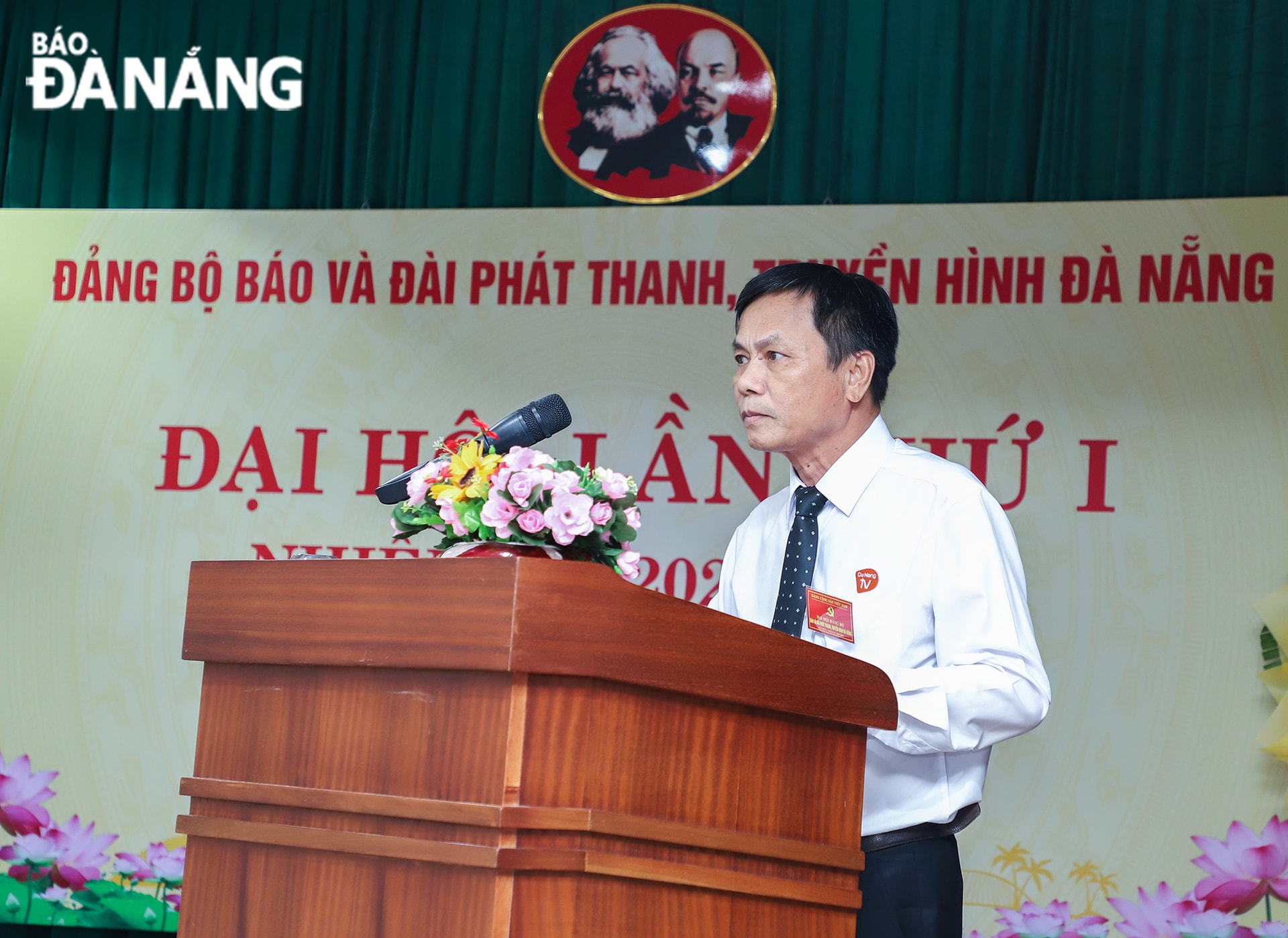 Phó Tổng Biên tập, Chủ nhiệm Ủy ban Kiểm tra Đảng ủy Phan Văn Tấn tham luận tại Đại hội. Ảnh: NGỌC PHÚ