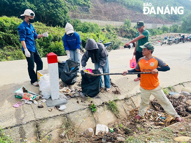 Đoàn xã Hòa Bắc (huyện Hòa Vang) ra quân dọn vệ sinh khu vực khe suối thôn Tà Lang, góp phần bảo vệ môi trường. Ảnh: ĐVCC