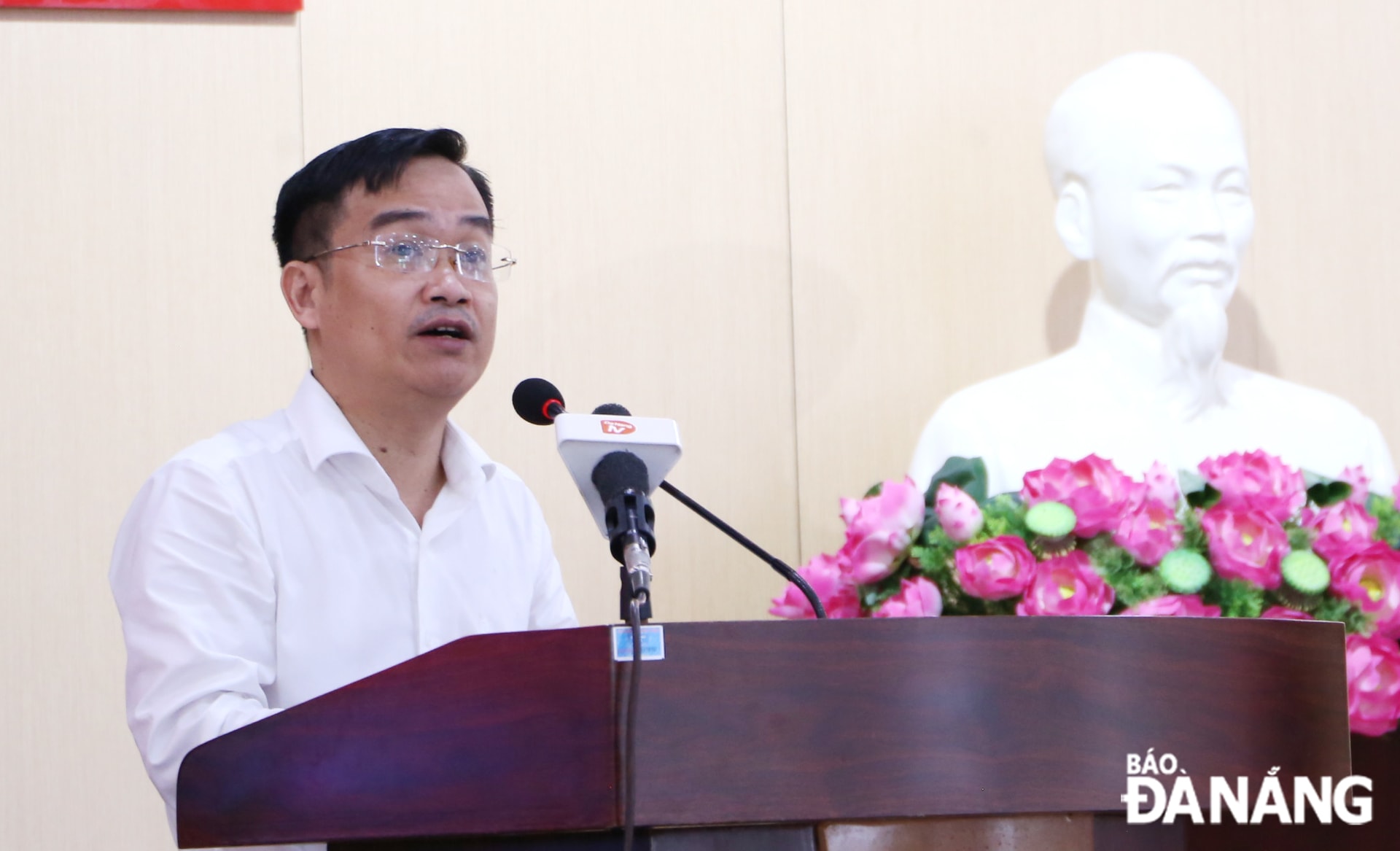 Phó Tổng Biên tập Báo và Đài Phát thanh, Truyền hình Đà Nẵng Hứa Văn Hải phát biểu tham luận tại hội nghị. Ảnh: X.HẬU