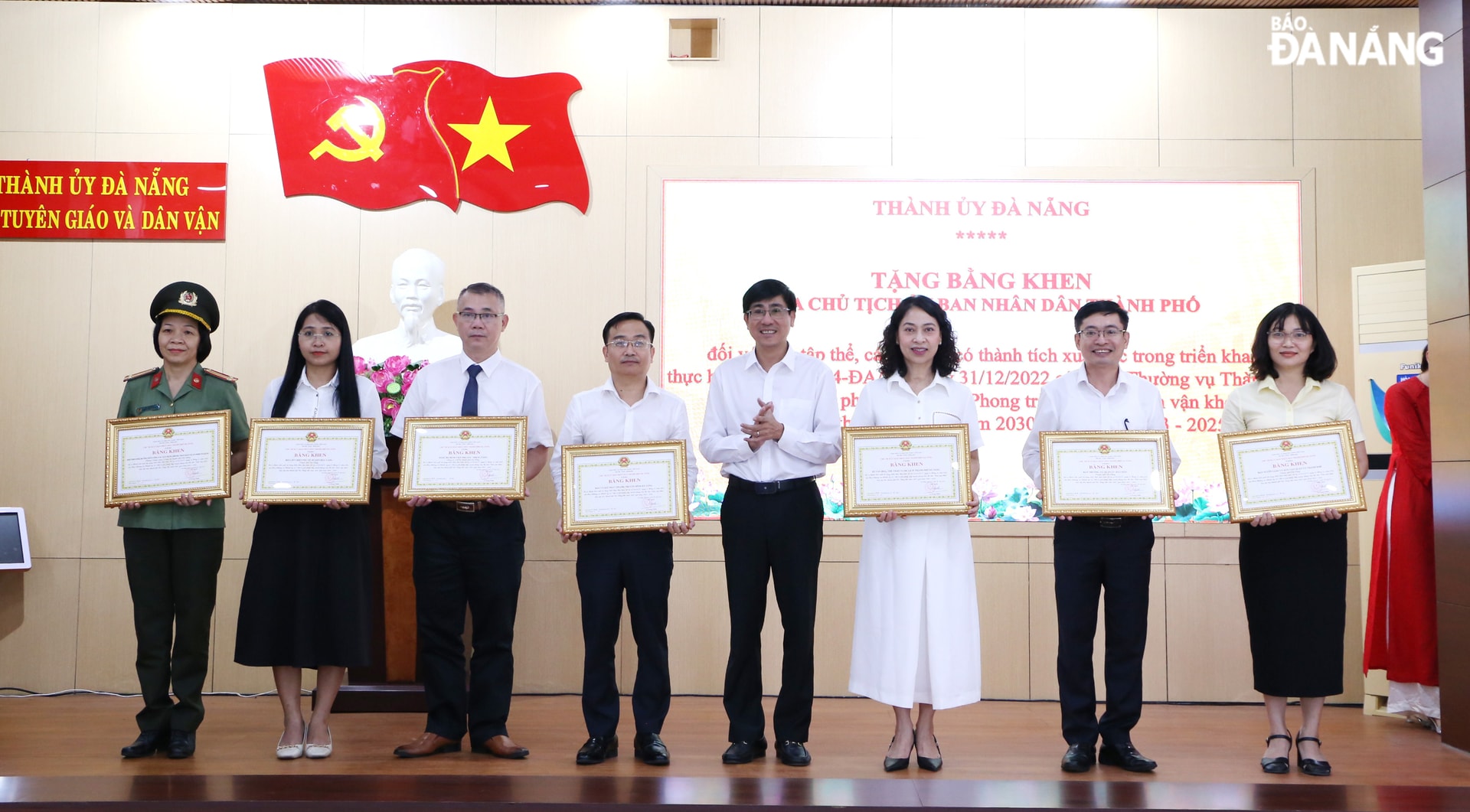 Trưởng ban Tuyên giáo và Dân vận Thành ủy Trần Thắng Lợi trao thường cho các tập thể có thành tích xuất sắc trong 3 năm triển khai thực hiện Đề án số 04-ĐA/TU. Ảnh: XUÂN HẬU