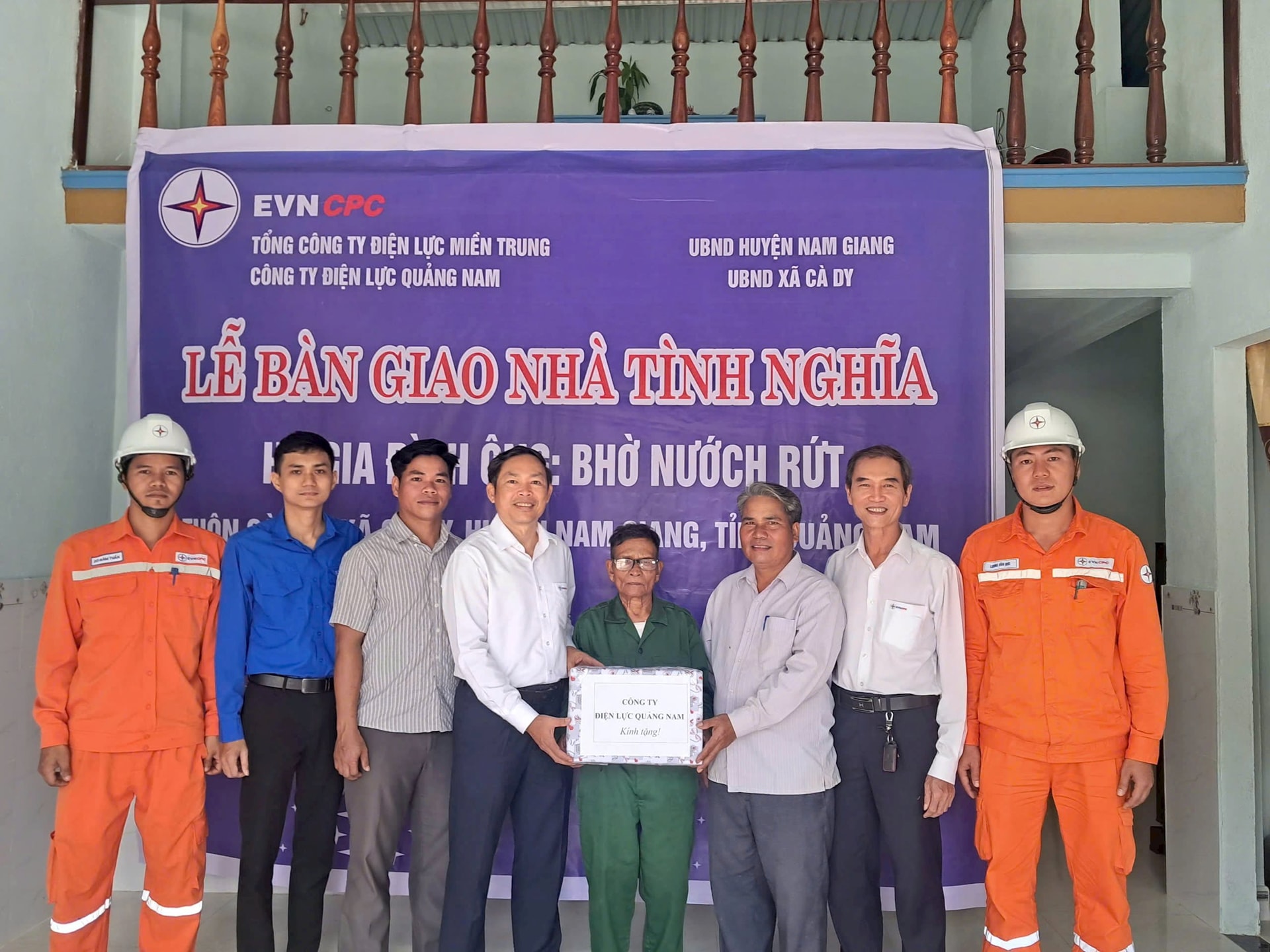 ĐIỆN LỰC NAM GIANG TRAO NHÀ TÌNH NGHĨA