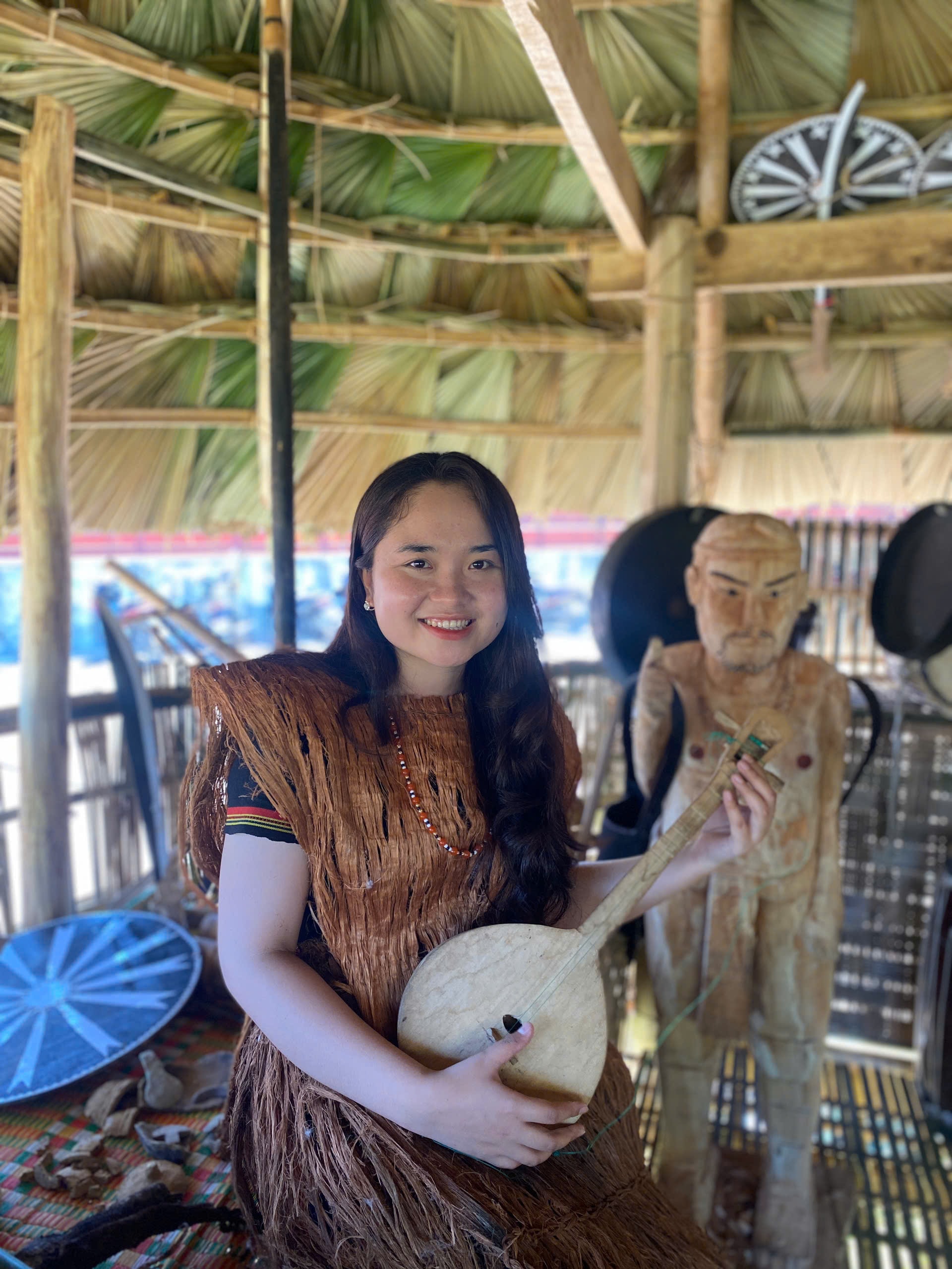 Thiếu nữ Cơ-tu trong trang phục bằng võ cây. Ảnh Pơloong Plênh