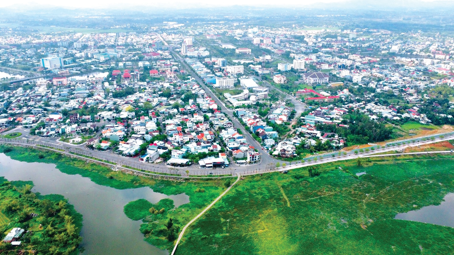 Toàn cảnh thành phố Tam Kỳ , đoạn nhìn từ phía sông Bàn Thạch. Ảnh QUỐC TUẤN