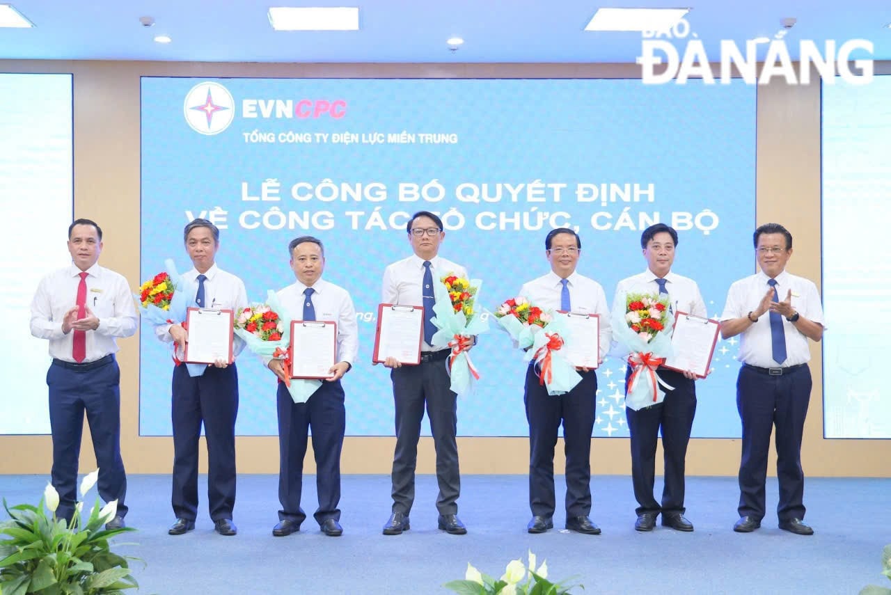 Lãnh đạo Tổng công ty Điện lực miền Trung quyết định bổ nhiệm giám đốc cho 6 công ty mới thành lập. Ảnh: TRỌNG HÙNG