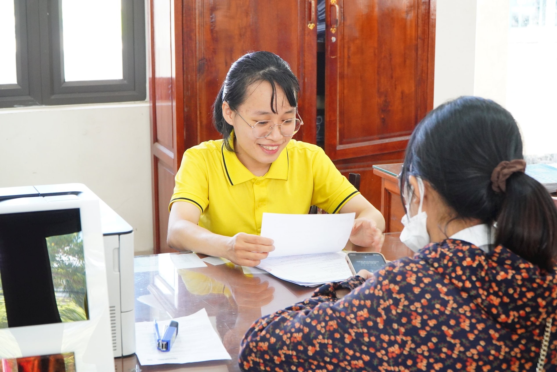 Nhân viên bưu điện tham gia tiếp nhận, trả kết quả TTHC tại Bộ phận Một cửa huyện Núi Thành (cũ) trước ngày 1/7. Ảnh: TÂM ĐAN