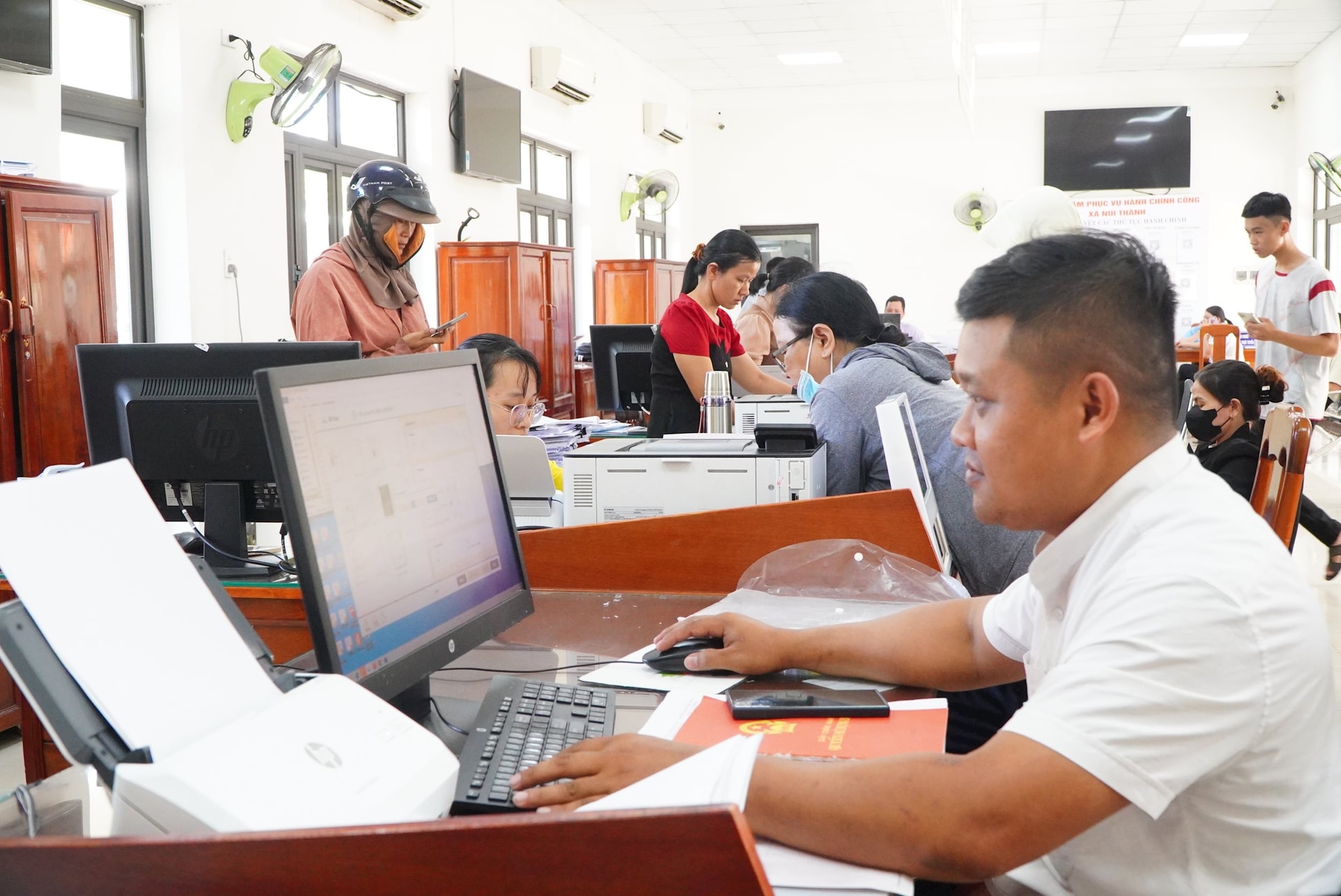 Ông Châu Trương Dũng thực hiện các thao tác nộp hồ sơ trực tuyến tại Bộ phận Một cửa huyện Núi Thành vào ngày 25/6. Ảnh: TÂM ĐAN