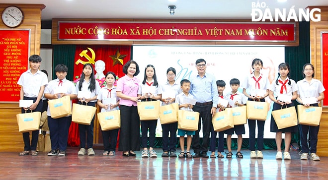 Hội Liên hiệp Phụ nữ thành phố tặng quà cho trẻ em có hoàn cảnh khó khăn tháng 6-2025. Ảnh: HỒNG NGỌC