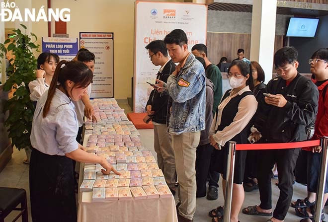 Nhiều khán giả trẻ đến rạp Lê Độ nhận vé xem phim miễn phí từ sớm.  Ảnh: ĐOÀN HẠO LƯƠNG